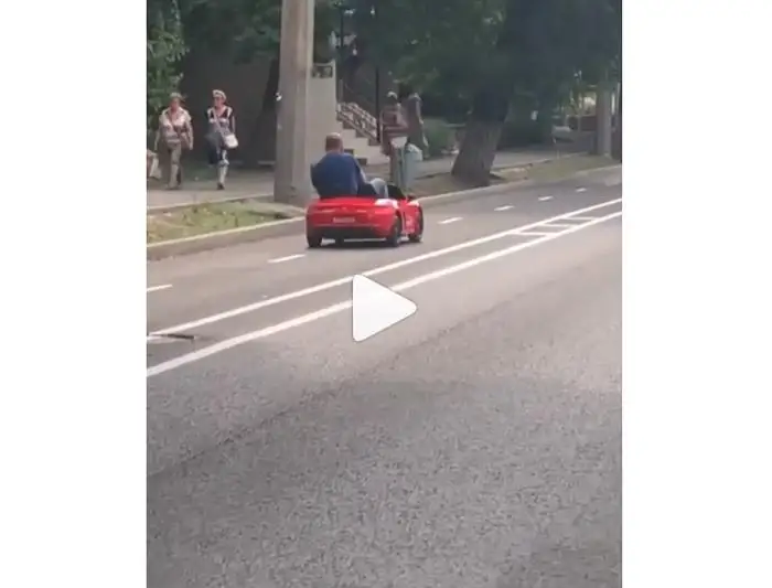 Мужчина на игрушечном кабриолете разъезжал по дорогам Алматы