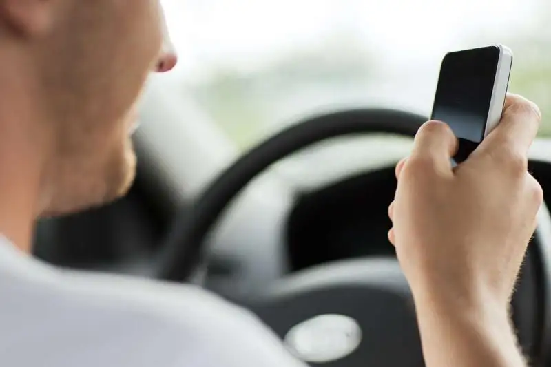 Более 30 водителей наказали  за использование телефона за рулем  в Семее