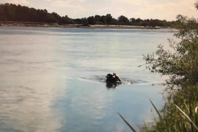 Тонувших на надувной лодке рыбаков спасли в ВКО