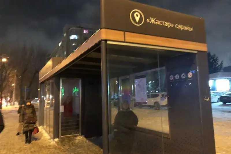 Несколько теплых остановок не подключили к отоплению в столице