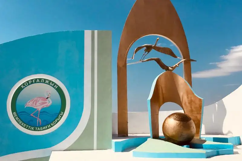 Стелу в виде фламинго открыли в Коргалжынском заповеднике