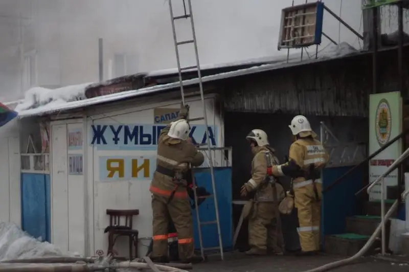 Пожар вспыхнул в одном из торговых домов Талдыкоргана: пострадала женщина