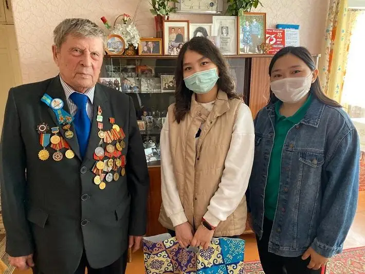 Продуктовые корзины ветеранам ВОВ вручили карагандинские волонтеры