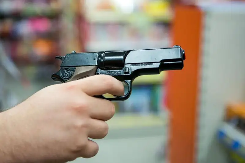 Мужчина с игрушечным пистолетом ограбил цветочный магазин в Усть-Каменогорске