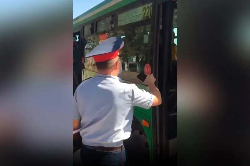 Спор полицейских и пассажиров из-за переполненного автобуса объяснили в ДП Алматинской области