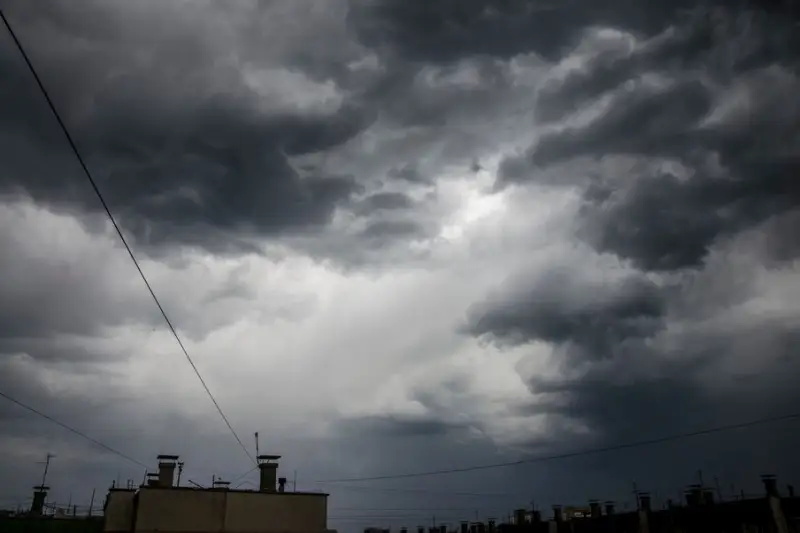 На Атырау вновь надвигается гроза со штормом