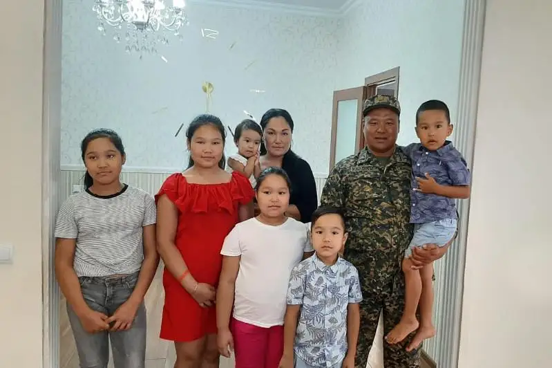 Благодаря госпрограмме многодетный военнослужащий в Атырау купил дом