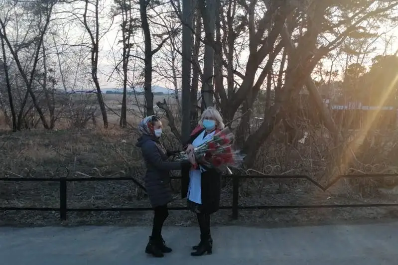 Кокшетауская предпринимательница порадовала цветами женщин-врачей, борющихся с КВИ