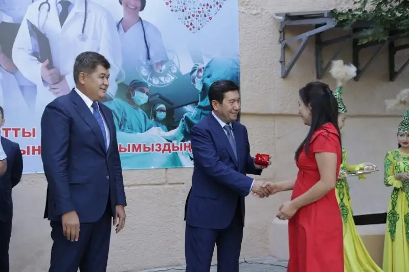 Ключи от квартир получили 13 молодых врачей в Карагандинской области