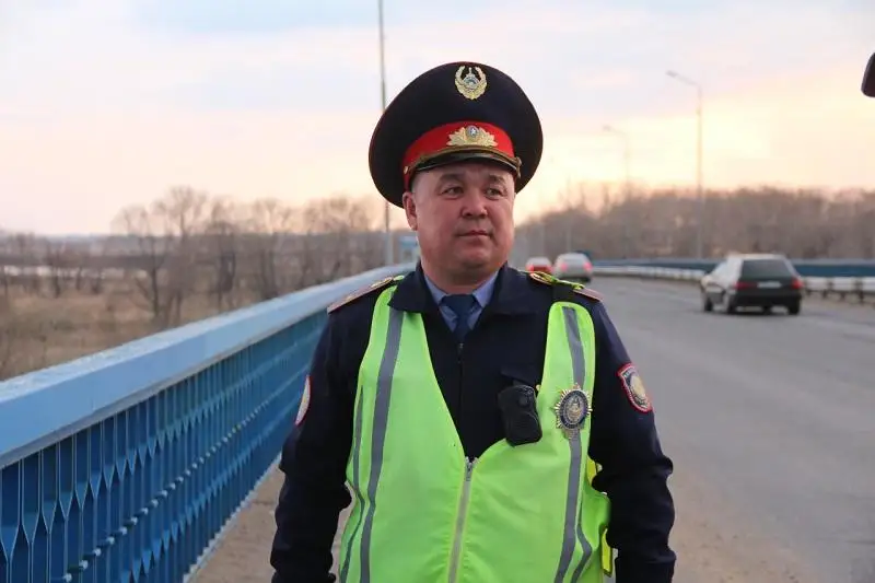 Павлодарский полицейский спас блуждавшую по автогужевому мосту девочку