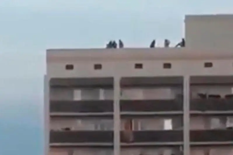 Дети гуляли на крыше многоэтажки в Атырау