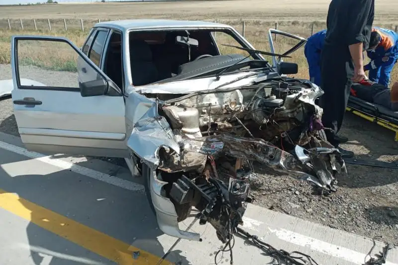 Водитель врезался в барьерное ограждение на трассе в Павлодарской области