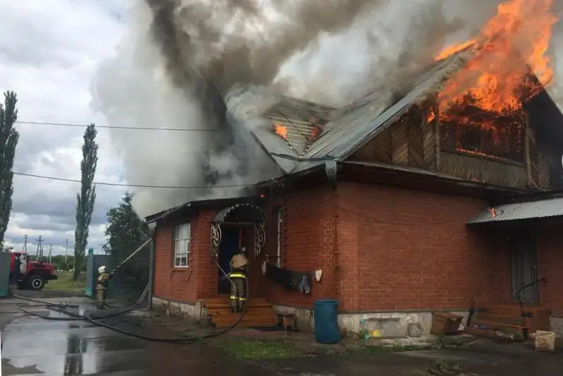 Из горящего дома вынесли пожилого мужчину-инвалида спасатели СКО