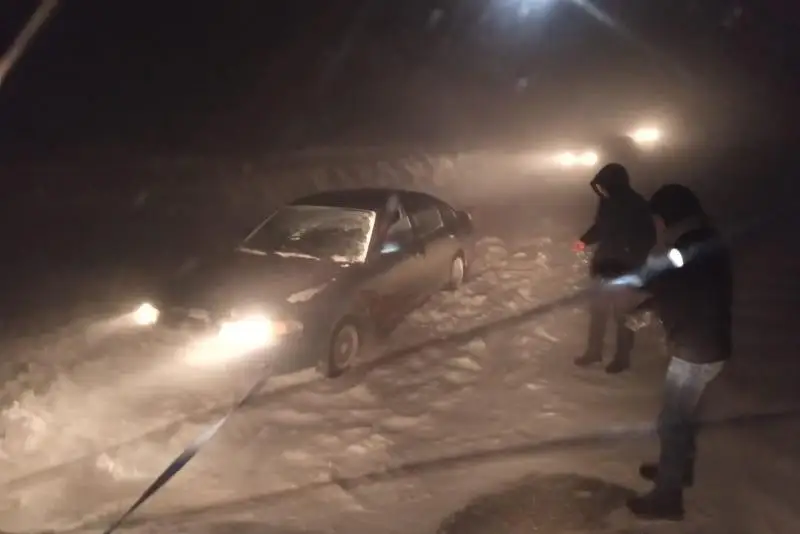 Около 30 автомобилей оказались в снежном плену в ВКО