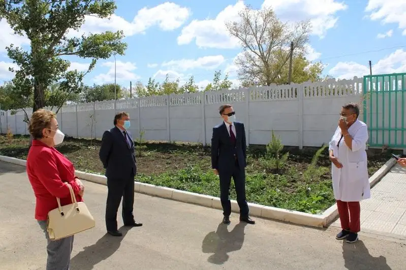 Сенатор Рыскали Абдикеров посетил школы и медучреждения Карагандинской области