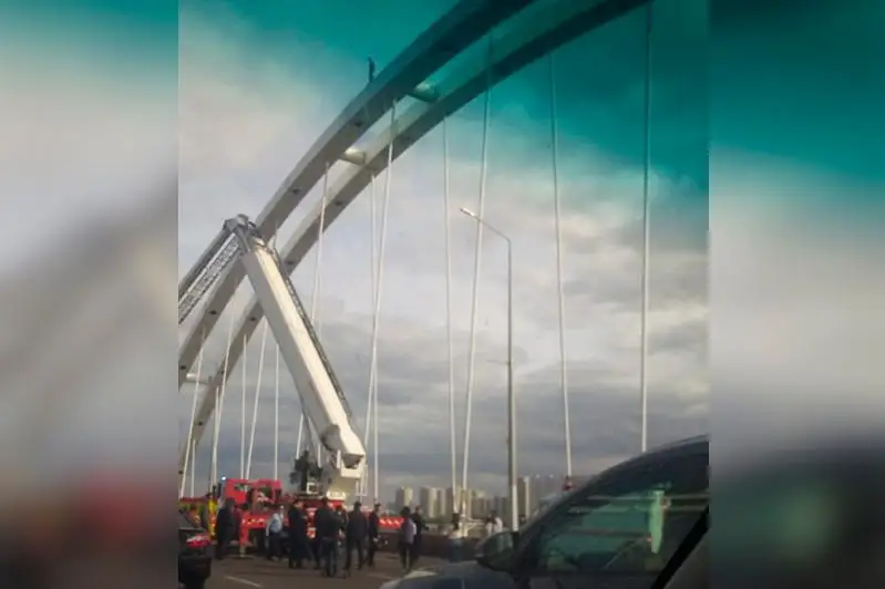 Житель столицы забрался на мост - в акимате прокомментировали случай