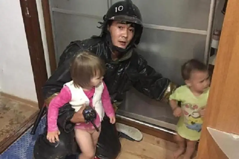 Двое малолетних детей в столице разгуливали по подоконнику на четвертом этаже