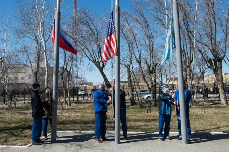 Флаги Казахстана, России и США подняты на Байконуре в честь предстоящего старта «Союза МС-16»