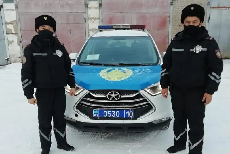 Костанайские полицейские не дали девушке покончить с жизнью в собственном авто