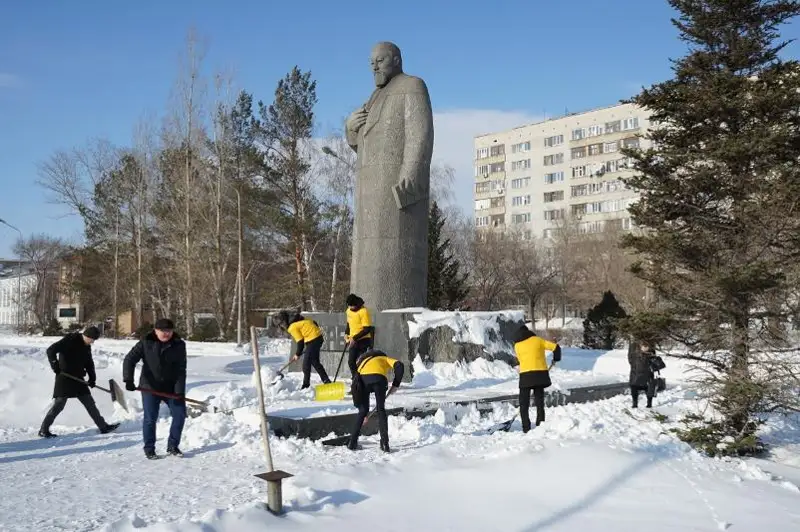 Молодежь Семея приняла участие в акции по очистке города от снега