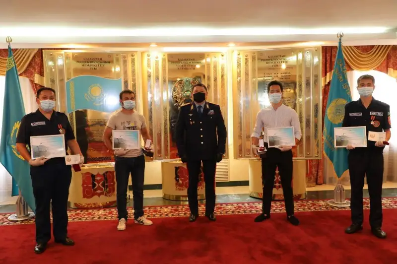 В МВД наградили за отвагу мужчин, спасших девушку в столице