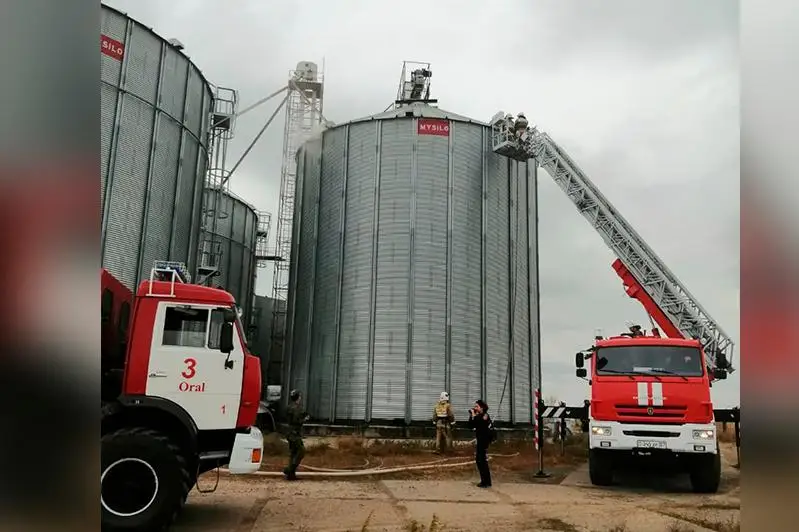 Резервуар с 150 тоннами жмыха горел на птицефабрике в Уральске