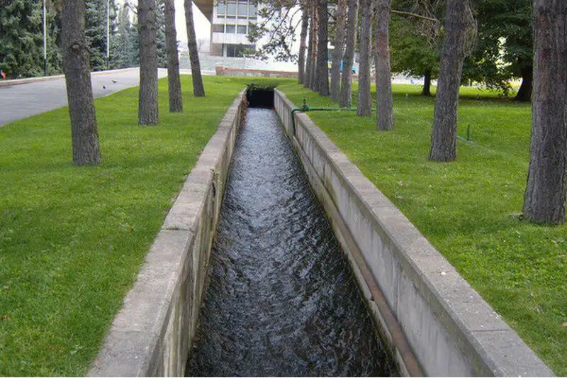 По арыкам Алматы зажурчала вода