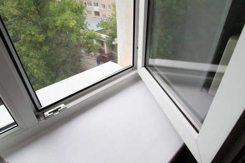 Два ребенка выпали из окон в Карагандинской области