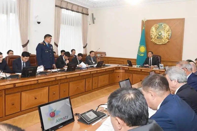 Аким Алматы поручил объявить выговоры полицейским начальникам