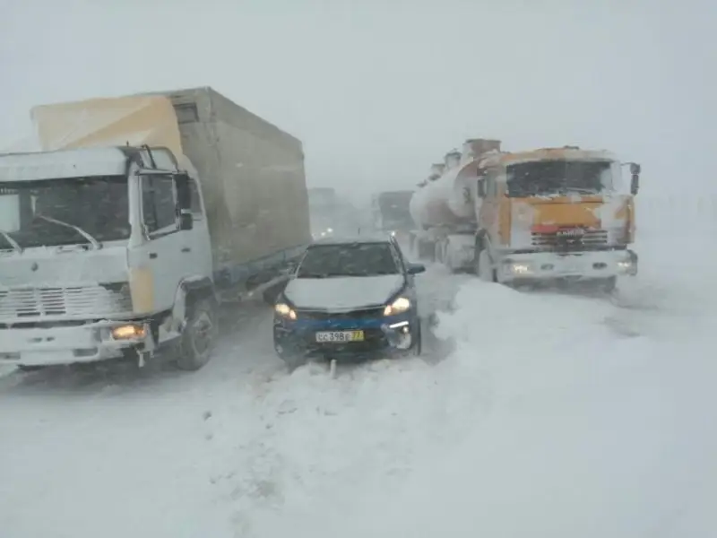 228 автомашин застряли на трассах Жамбылской области