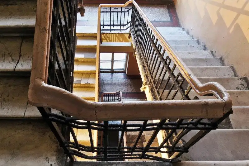 4-летняя девочка упала в лестничный пролет с пятого этажа в Таразе