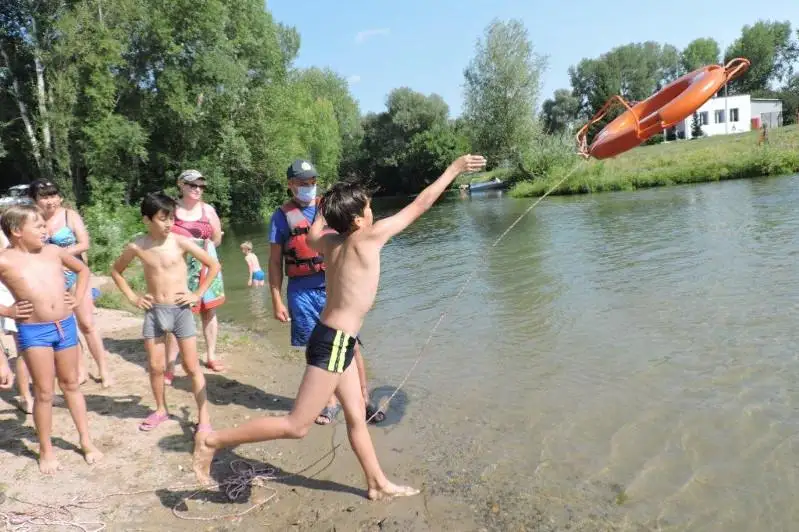 Правильно бросать спасательный круг утопающему научили устькаменогорцев