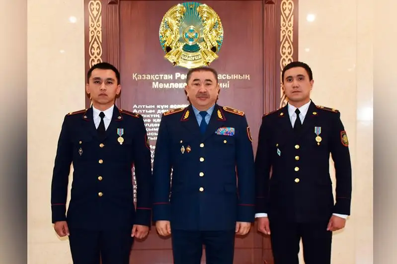 Министр внутренних дел наградил полицейских, спасших карагандинку от суицида