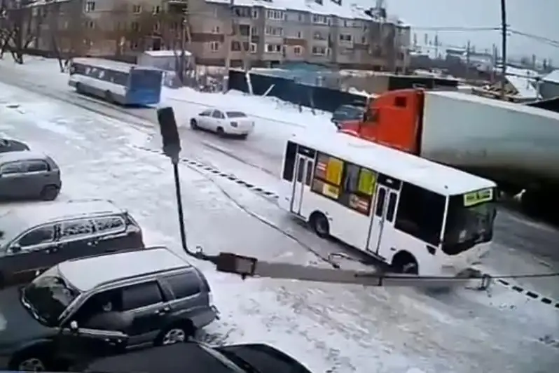 Маршрутный автобус с пассажирами въехал в столб в Петропавловске
