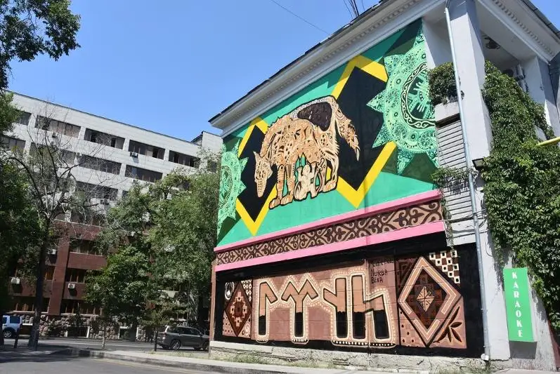 Мать-волчица украсила стену жилого дома в Алматы