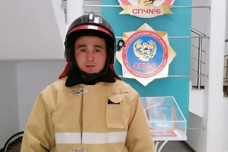 Пожарный спас беременную женщину и четверых детей из огня в Нур-Султане