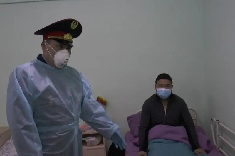 Начальник ДП Алматы навестил пострадавшего на блокпосте полицейского
