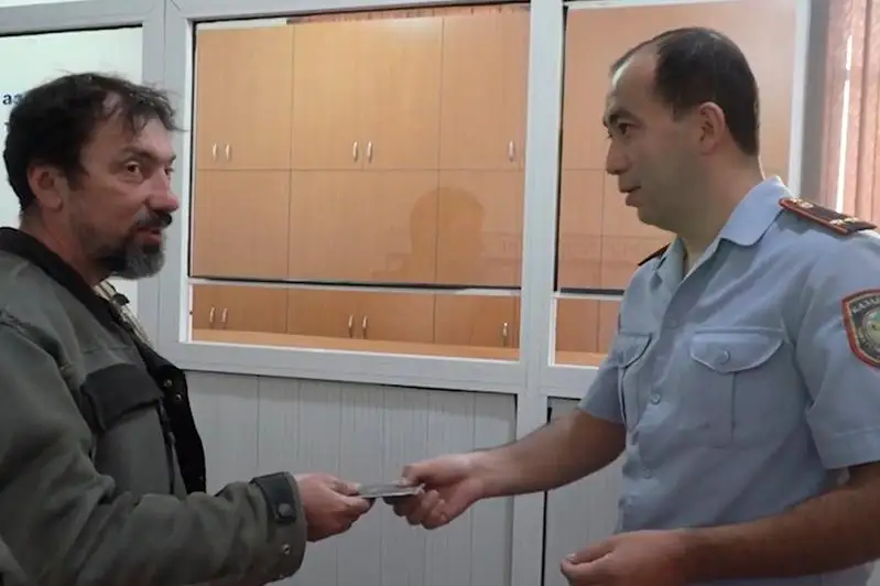 Потерявшему документы и деньги американскому мототуристу помогли полицейские Шымкента