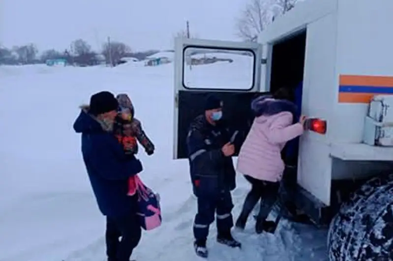 13 км бездорожья преодолели спасатели, чтобы доставить детей в больницу в ВКО