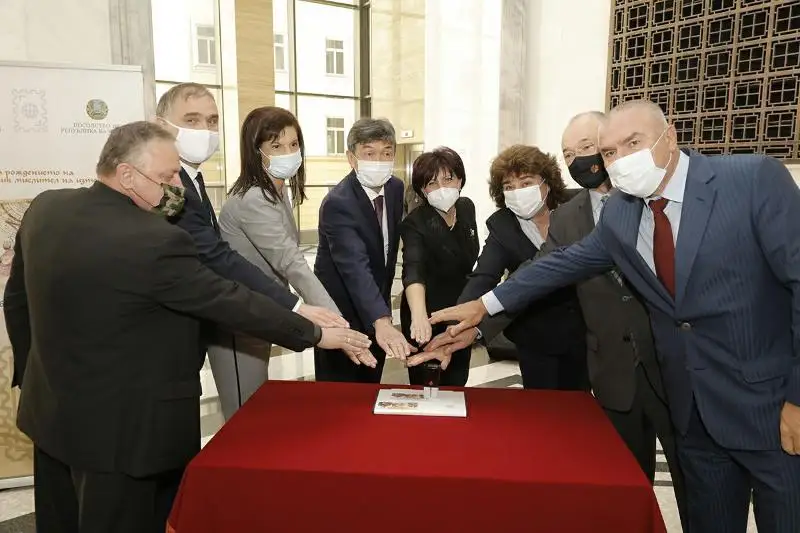 Юбилейные почтовые марки в честь Абая и аль-Фараби выпущены в Болгарии