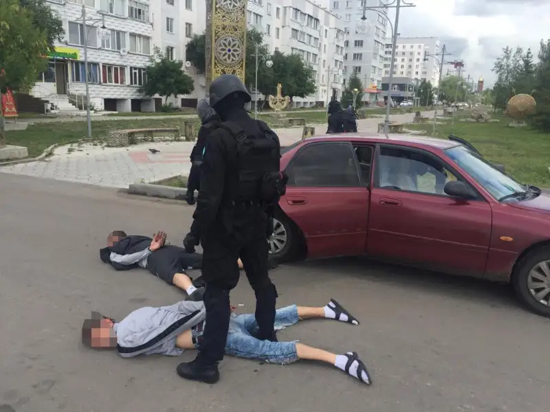 Полгода вымогали деньги у своего знакомого двое жителей СКО