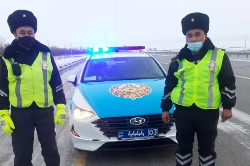 Полицейские помогли водителю сломавшегося автомобиля в Акмолинской области