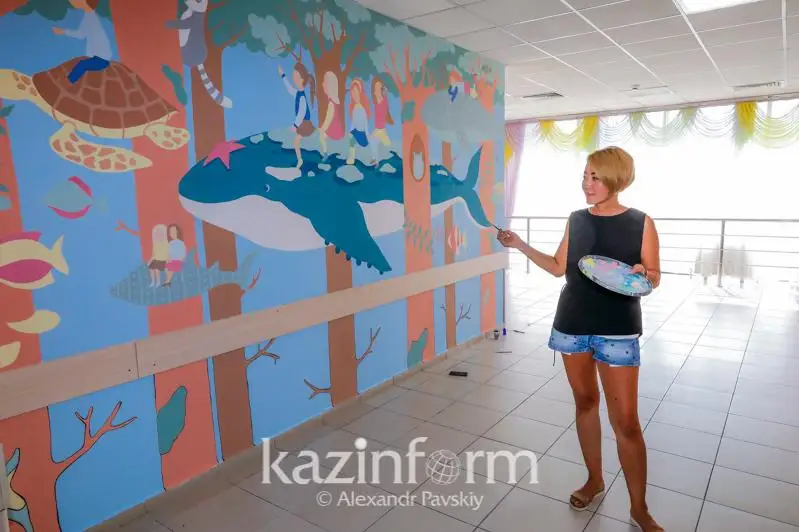 Художница из Алматы расписывает стены детских больниц сказочными героями