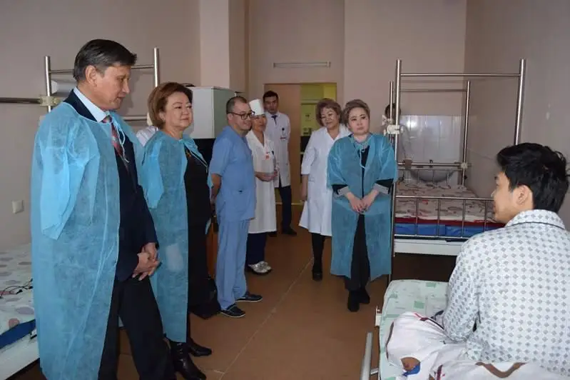 Сенаторы навестили пострадавших при крушении самолета под Алматы