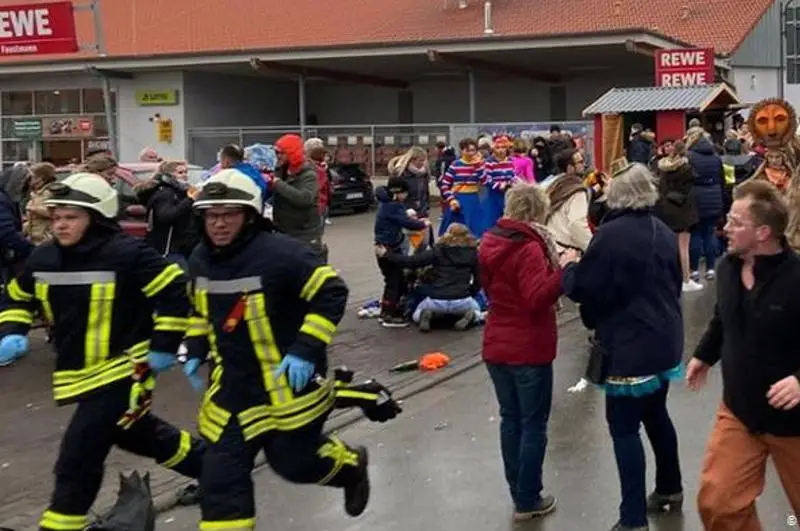 Машина врезалась в карнавальное шествие в Германии, есть пострадавшие