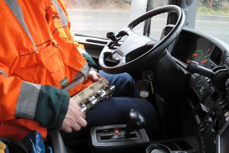 Водитель мусоровоза пытался провезти через блокпост пассажира в Алматы