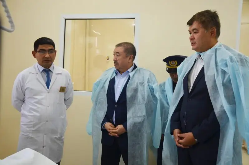 Глава МВД и министр здравоохранения посетили спасателей в больнице, пострадавших в ходе пожара в Туркестане