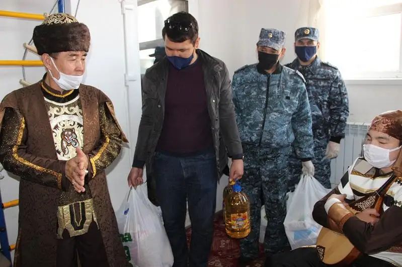 Семью с 18 приемными детьми поддержали актюбинские полицейские