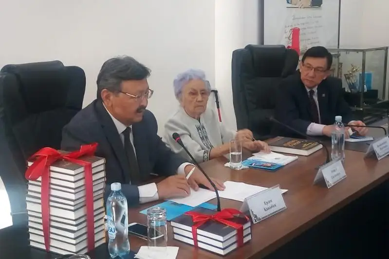 Многотомные произведения известного ученого Рабиги Сыздык презентовали в Алматы