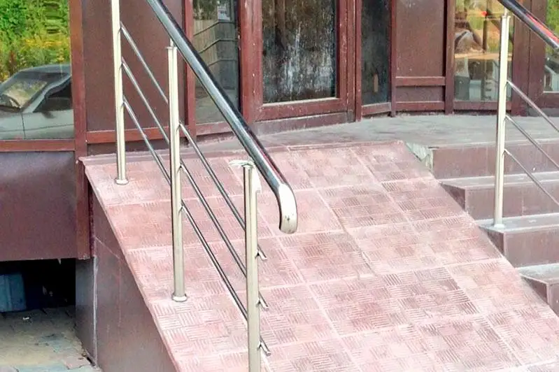 Куда пожаловаться на неудобные пандусы в столице